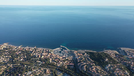 Luftaufnahme-Der-Mittelmeerküste-Von-Sausset-Les-Pins,-Blauer-Himmel,-Ruhiges-Meer,-Frankreich